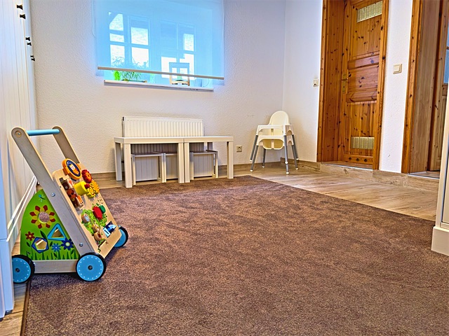 Essbereich mit Kindertischen und Hochstuhl